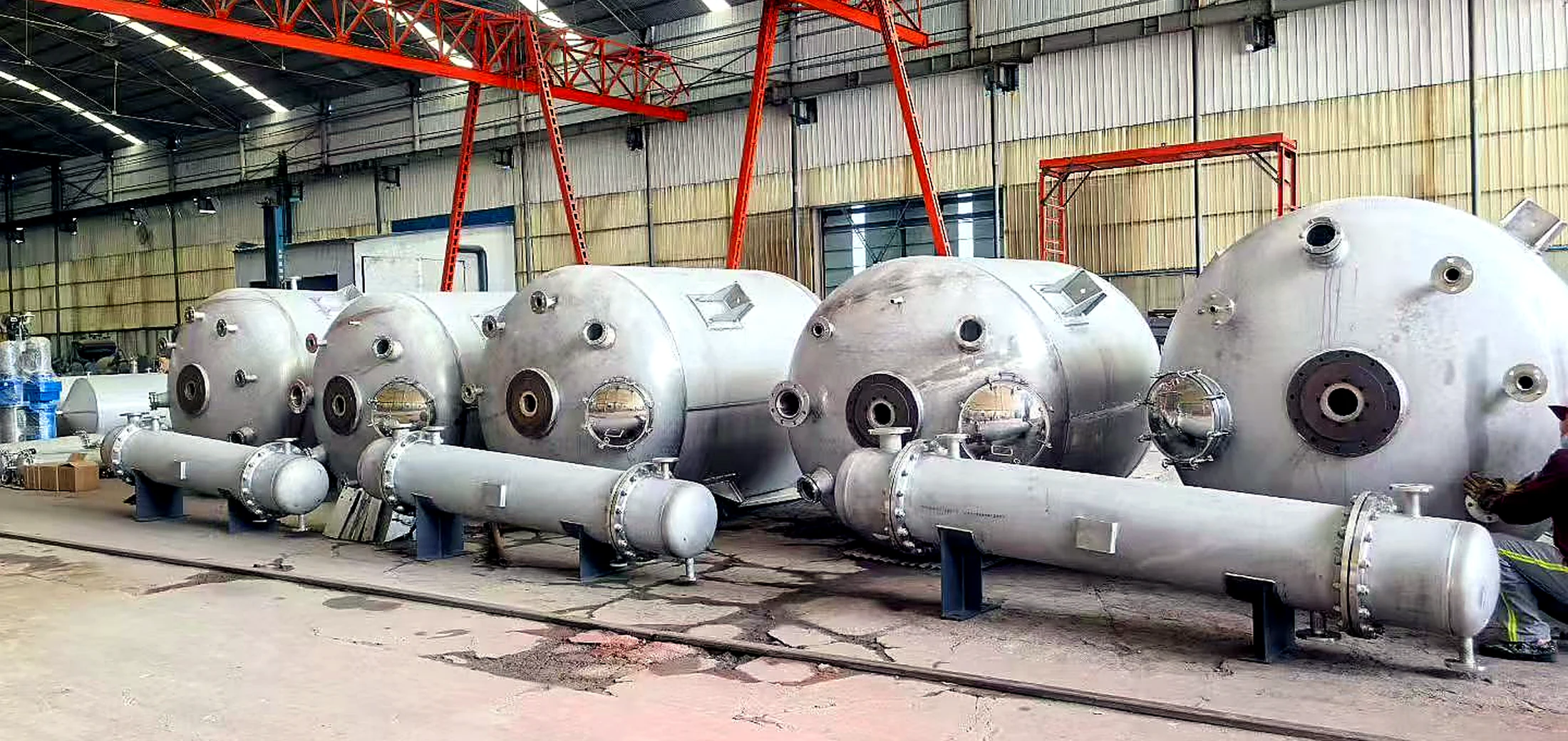 Large stainless steel pressure vessels in Tieying workshop