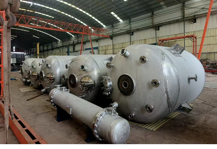 Horizontal vessel used for evaporation concentration and drying process sections